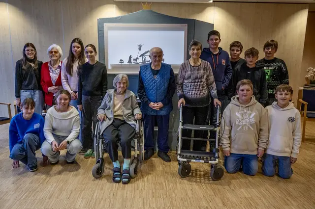 Die Schülerinnen und Schüler führten ein Schattenspiel zum Thema Christi Geburt auf. | Foto: Josef Pils