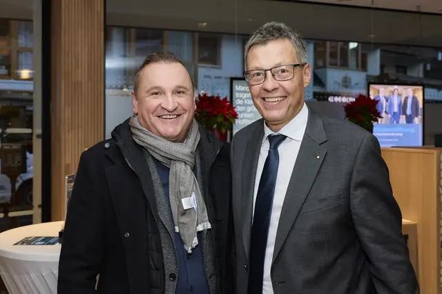 Zwei Ötztaler im Paznaun: Peter Ennemoser, Bereichsleiter Firmenkunden (r.) begrüßte den Professionisten Christian Riml von Falkner &amp; Riml. | Foto: Christoph Noesig PHOTOGRAPHY