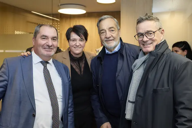 Auch ihnen gefällt die neueröffnete Filiale im Paznaun (v.l.): Andreas Huter, Bereichsleiter wohn², Michaela Juen, Bereichsleiterin Privatkunden, sowie Aufsichtsrat Franz Raich und dem Geschäftsführer TVB Paznaun-Ischgl Mag. Thomas Köhle. | Foto: Christoph Noesig PHOTOGRAPHY