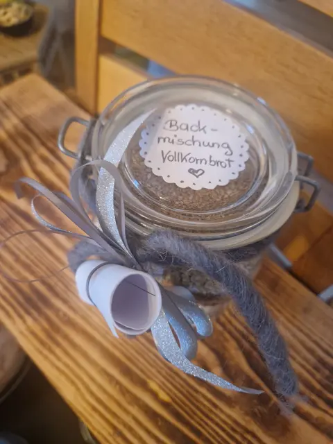 Aus gebrauchten Gläsern, Körben oder Dosen entstehen persönliche Geschenkideen. | Foto: Melanie Wieseneder