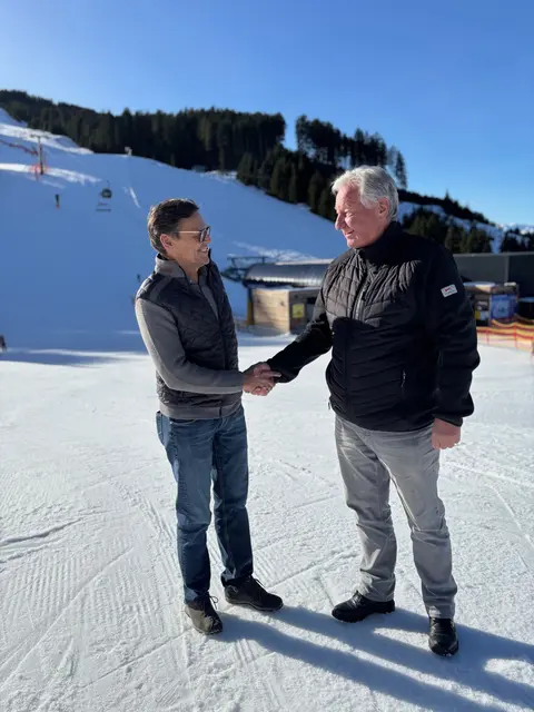 Bürgermeister Martin Wegscheider begrüßt Walter Höllwarth, der das Projekt Schartenkogellift mit seiner Erfahrung vorantreiben soll. | Foto: Glungezerbahn