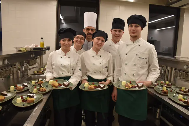 Die Nachspeise ist bereit, zum Servieren - das Team in der Küche ist zufrieden. | Foto: Alexandra Goll