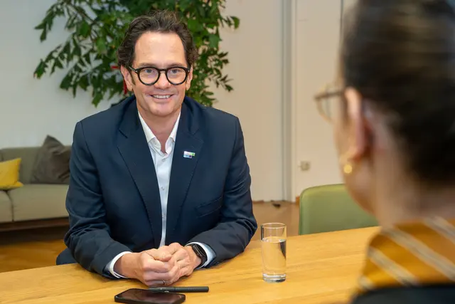 Im Interview mit MeinBezirk spricht Bezirksvorsteher Markus Reiter (Grüne) über Straßenumgestaltungen, Maßnahmen gegen Airbnb, Verkehrsberuhigung und Investitionen in Neubaus Schulen. | Foto: Valentina Marinelic/MeinBezirk