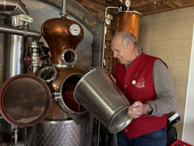 Der Edelbrandsommelier Hermann Deisl in Aktion. | Foto: Emanuel Hasenauer