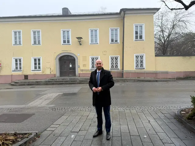 SPÖ-Bürgermeister David Egger-Kranzinger vor dem Bezirksgericht der Stadtgemeinde Neumarkt am Wallersee. | Foto: Stadtgemeinde Neumarkt