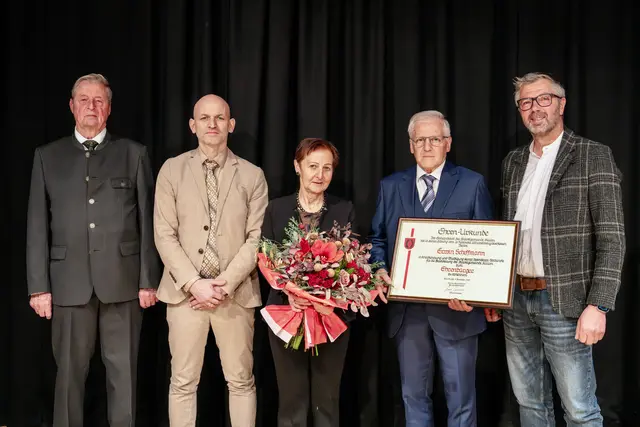 Laudator Leo Gomig, Vize-bgm. Roman Told, das Ehepaar Annegret und Erwin Schiffman und Bürgermeister Franz Schneider. | Foto: Eduard Senfter