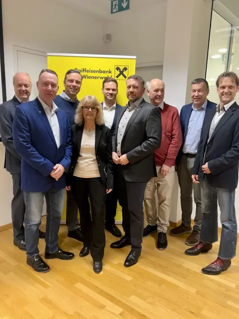 Die Energiegenossenschaft Tullnerbach lud zum ersten Informationsabend – vor Ort waren: Anton Hechtl (Elsbeere Wienerwald), Josef Rothensteiner (BGM Pressbaum), Alexander Oswald (GGR Tullnerbach &amp; Vorstand EG Tullnerbach), Dagmar Zoubek (Unternehmerin &amp; Obmann-Stv. Raiffeisenbank Wienerwald), Winfried Fiebiger (Leiter Firmenkunden Raiffeisenbank Wienerwald), Paul Porteder (BGM Tullnerbach), Burkhard Feurstein (GR Tullnerbach &amp; Vorstand EG Tullnerbach), Hannes Horacek (GR Tullnerbach &amp; Vorstand EG Tullnerbach), Matthias Zawichowski (Elsbeere Wienerwald) | Foto: EG Tullnerbach