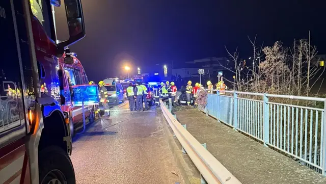 Zahlreiche Einsatzkräfte waren beim Unfall am 12. Dezember 2025 in Weierfing im Einsatz. | Foto: FF Aurolzmünster