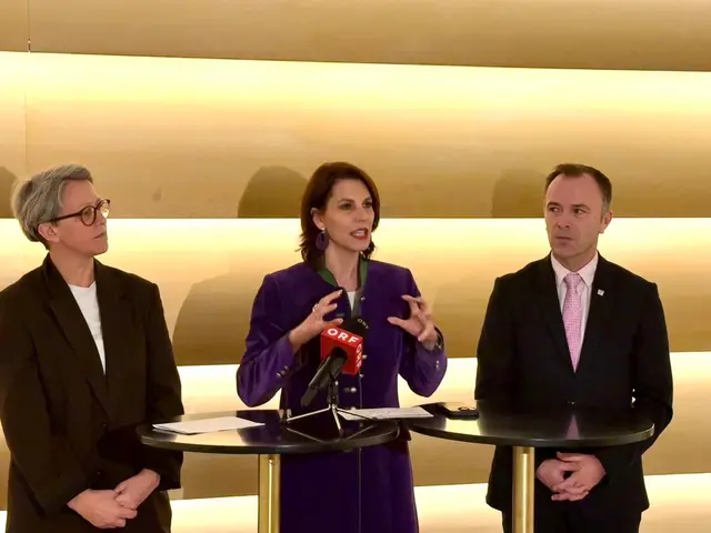 Theresia Niedermüller Sektionschefin BMKOES, LandeshauptfrauKaroline Edtstadler, Bürgermeister Bernhard Auinger | Foto: Christoph Reiser