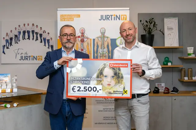 Christian Doms, Geschäftsstellenleiter von MeinBezirk Ried, mit Markus Ertl, Geschäftsführer von Jurtin medical. | Foto: D. medien