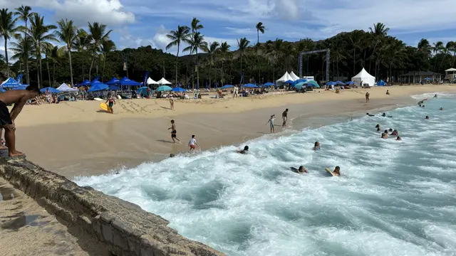 Waikiki / Honolulu / Hawaii: Hohe Wellen direkt an den Strand