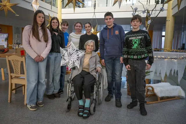 Für die Seniorenheim-Bewohner gab es selbstgebastelte Sterne. | Foto: Josef Pils