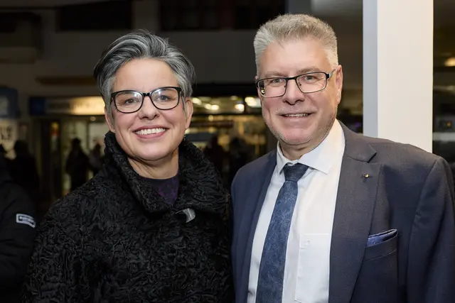 Filialleiter Artur Huber mit Hausherrin Angelika Wechner vom Chesa Monte, die ihr Appartementhaus ebenso umbaute.  | Foto: Christoph Noesig PHOTOGRAPHY