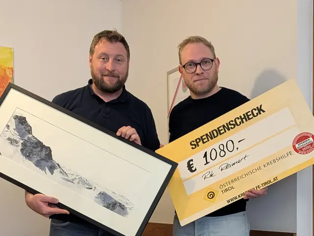 Rik Reimert (l.) übergab den symbolischen Scheck an Florian Klotz, Vertreter der Tiroler Krebshilfe.  | Foto: Reimert