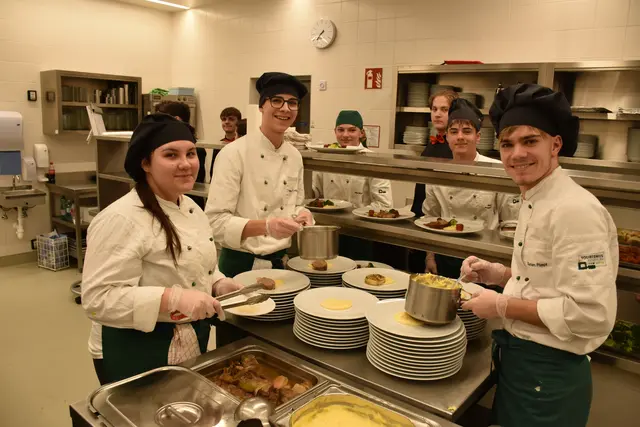 Vorbereitungen in der Küche für die Hauptspeise laufen auf Hochtouren. | Foto: Alexandra Goll