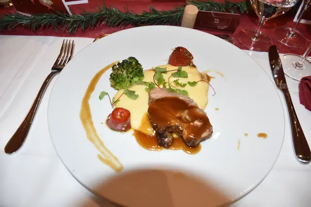 Poeliertes Kalbsschulterscherzel mit cremiger Maispolenta, roter Paprika, Pesto und Broccoli. | Foto: Alexandra Goll