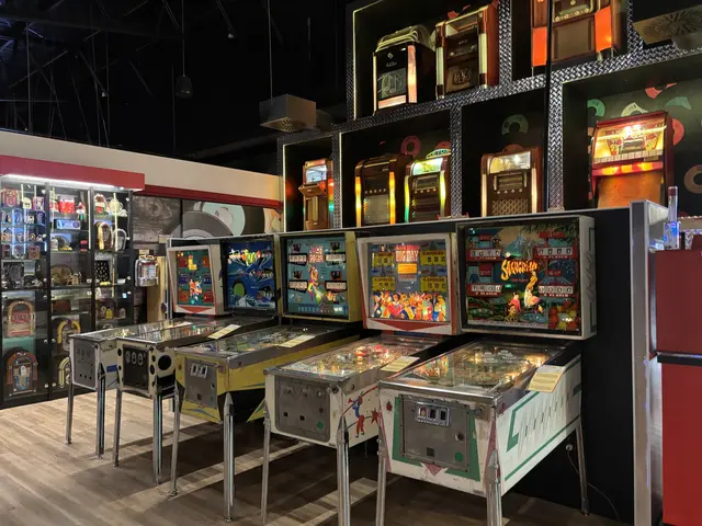 Besucher bewundern die Sammlung historischer Flipperautomaten. | Foto: Alexandra Goll