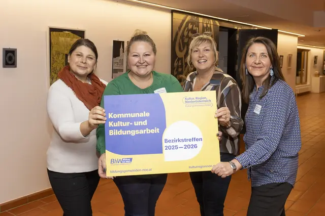 Stefanie Halbwachs vom BhW Niederösterreich, Tamara Starzer aus Seitenstetten, Maria Bühringer aus Biberbach und Sandra Paweronschitz von der Kultur.Region.Niederösterreich beim Treffen des Bezirks Amstetten im BildungsZentrum Seitenstetten. | Foto: Schwarz-König
