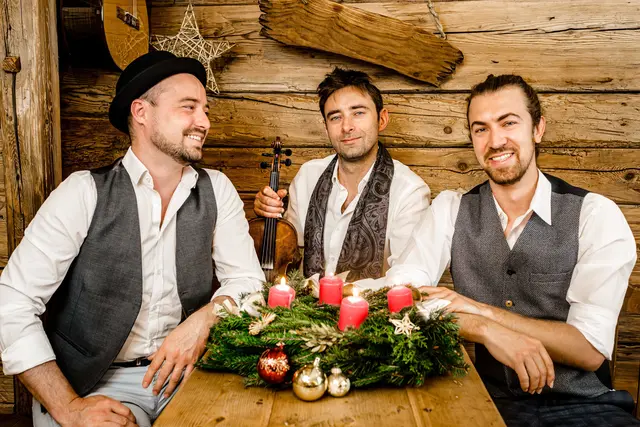 Das Trio Cobario sorgt mit besonderen Liedern für weihnachtliche Stimmung in der Pfarrkirche Kirchham. | Foto: Cobario/Manuela Fuchs