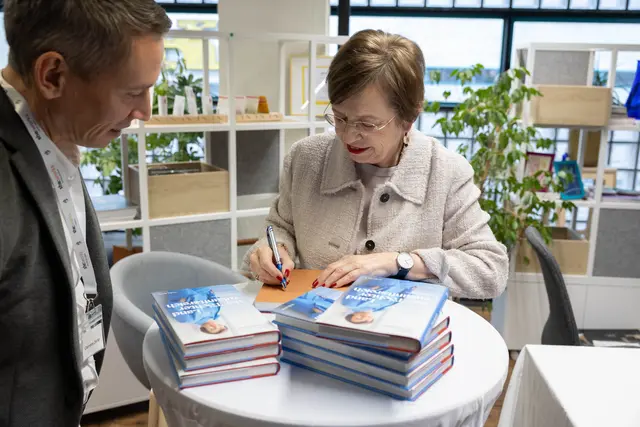 Clemens Zierler nutzte die Signierzeit von Doris Schmidauer. | Foto: Claudia Erblehner