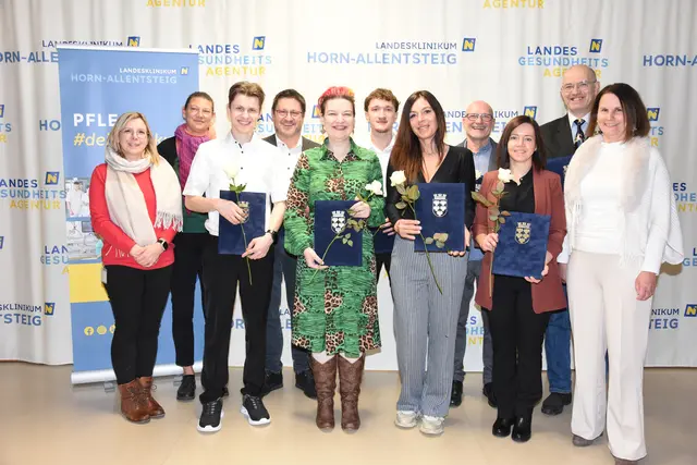 Drei Damen und sechs Herren der Ausbildung zur Operationsassistenz erhielten im feierlichen Rahmen ihre Abschlusszeugnisse. | Foto: Landesklinikum Horn