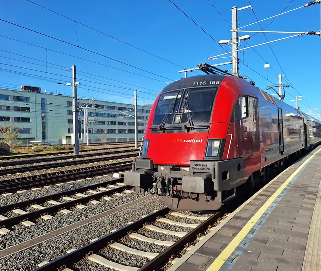 Historischer Moment: Der Premierenzug fährt am Grazer Hauptbahnhof ab. | Foto: ÖBB