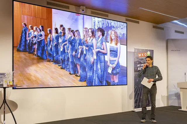 Reinhard Klier, Obmann der Fachgruppe der Seilbahnen, präsentierte die tollen Kleidungsstücke der Schülerinnen und Schüler. | Foto: WK Tirol/ Die Fotografen