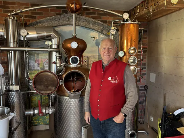 Edelbrandsommelier Hermann Deisl vor seiner Brennerei in Koppl. | Foto: Emanuel Hasenauer