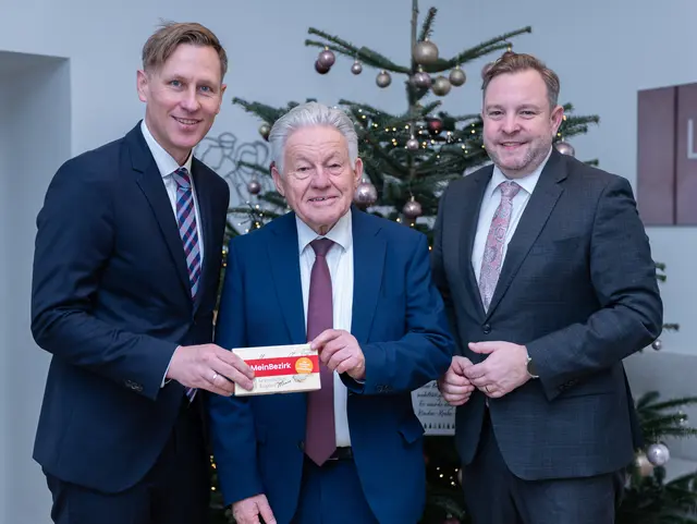 Gramastettner Krapferl gab's als kleines süßes Dankeschön für OÖ Seniorenbund-Obmann und Landeshauptmann außer Dienst Josef Pühringer und Landesgeschäftsführer sowie Bundesrat Franz Ebner für die Unterstützung der Aktion BezirksRundSchau Christkind von MeinBezirk OÖ-Chefredakteur Thomas Winkler.  | Foto: MeinBezirk/Thomas Siegl