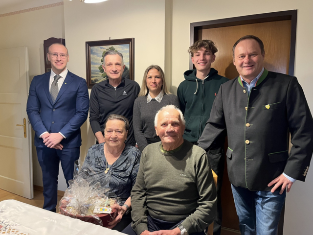  Elisabeth und Helmuth Boandl feierten die „Eiserne Hochzeit”.
 | Foto: Stadtgemeinde Fischamend