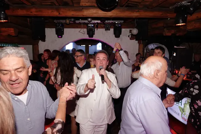 Oliver Haidt brachte nicht nur die vielen Paare auf die Tanzfläche, sondern war auch mittendrin. | Foto: MeinBezirk/Michael Blinzer