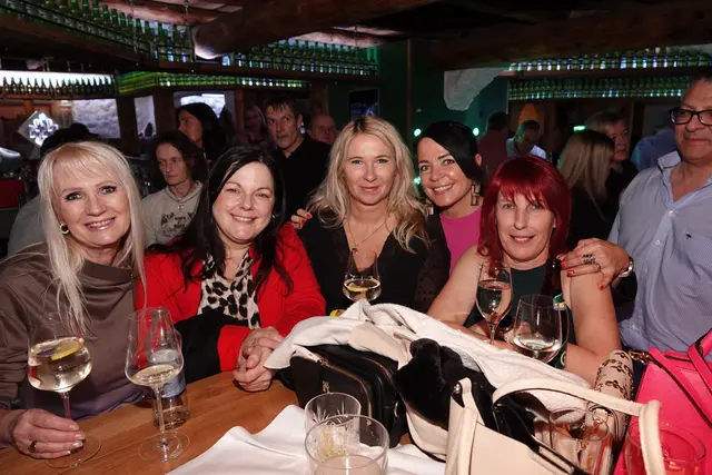 Die Damenrunde war sichtlich gut gelaunt und schwangen auch eifrig das Tanzbein. | Foto: MeinBezirk/Michael Blinzer