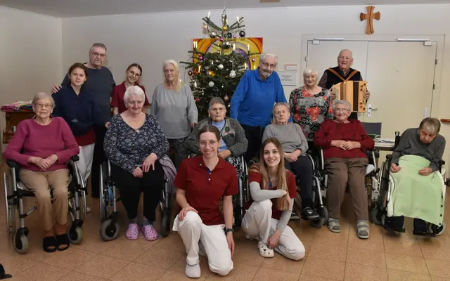 Lara Fraißl und Emma Wagner (knieend) mit Mathilde Brait, Gertrude Schmalzbauer, Stefanie Dafert, Maria Zwettler,  Gottfrieda Rohrbeck und Maria Schleritzko (sitzend) sowie Celina Jagsch, Gerhard Schreier, Nadine Taxpointner, Elfriede Chlebecek, Willibald Stark, Aloisia Widhalm und Herbert Ecker (stehend, jeweils v.l.) | Foto: PBZ Waidhofen/Thaya