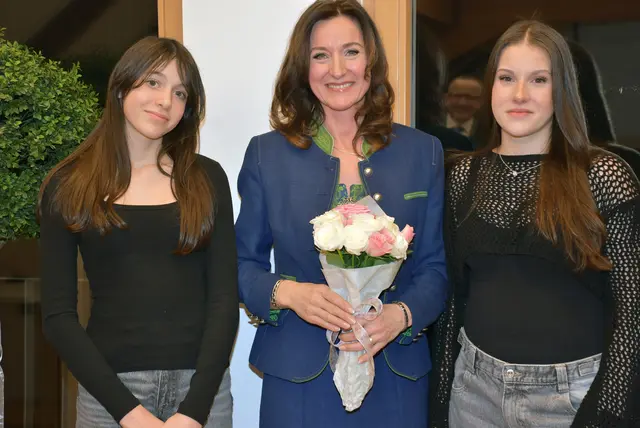 Bettina Schönbeck mit ihren beiden Töchtern.  | Foto: Zinterhof