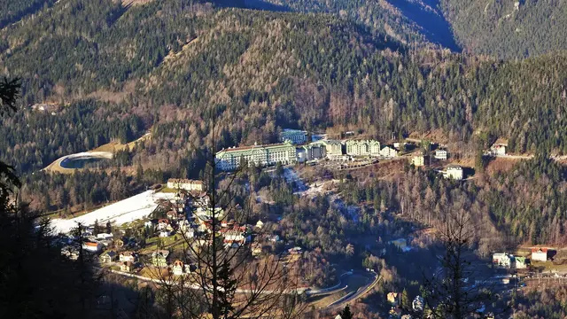 Tiefblick - Kurort Semmering, mittig Hotel Panhans | Foto: © Silvia Plischek