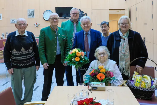 Rudolf Klausberger (Schwiegersohn), Erich Zemsauer (SB-Obmannstellvertreter Molln), SB-Obmann Johann Klausner, Landesobmann Josef Pühringer, Jubilarin Ludmilla Bernögger, Ida Klausberger (Tochter), SB-Bezirksobfrau Hilde Baumgartner-Pichelsberger (v.li.) | Foto: Seniorenbund OÖ