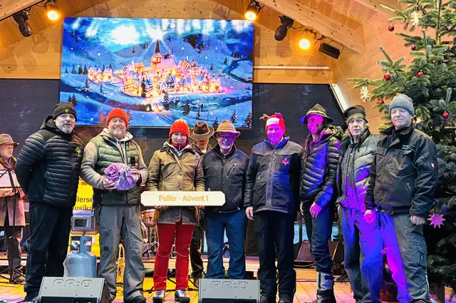 Kartin Pühringer (3. v. li.) wurde von Mario Horngacher (2. v. li.) und Marktmitwirkenden auf die Seebühne geholt. | Foto: Nikolaus Kogler