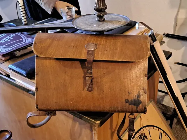 Eine hölzerne Schultasche aus den Dambachwerken in Rosenau am Hengstpaß. | Foto: Weymayer