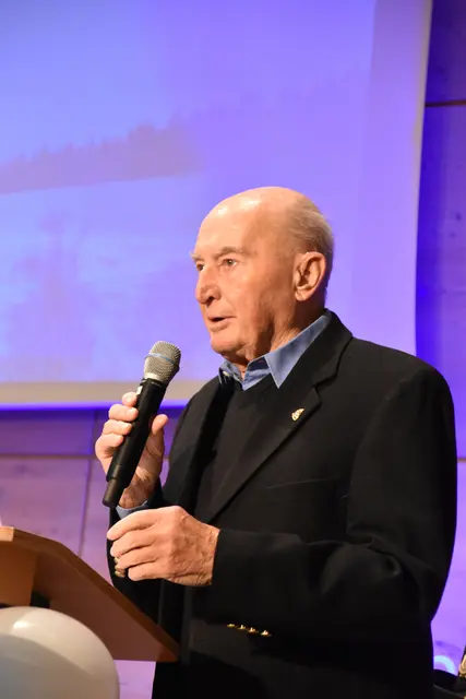 Walter Frenes, von 1955 bis 1997 Tourismusdirektor in Seefeld und damaliger SKZ-Geschäftsführer, entführte die Festgäste in die Zeit, als der Ruf nach einem Sport- und Kongresszentrum lauter wurde.