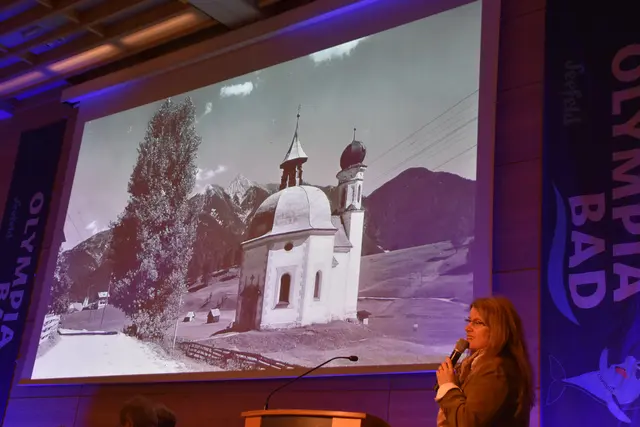 Bürgermeisterin Andrea Neuner entführte die Festgäste mit Fotos auf eine Zeitreise und berichtete über die Anfänge sowie die weitere Entwicklung des heutigen Sport- und Kongresszentrums.