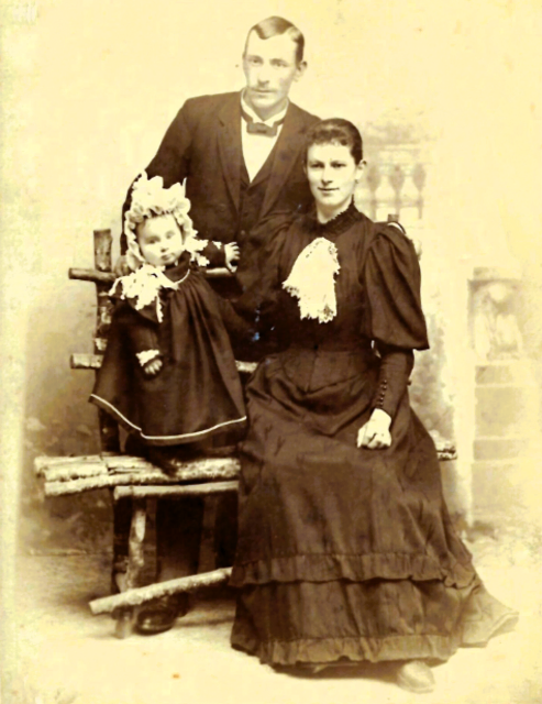 1897 ist das Bild von Alois und Johanna Lehner und ihrer damals einjährigen Tochter Paula entstanden. | Foto: Familien Lehner-Herbe/ Fotorepro Eckhart Herbe