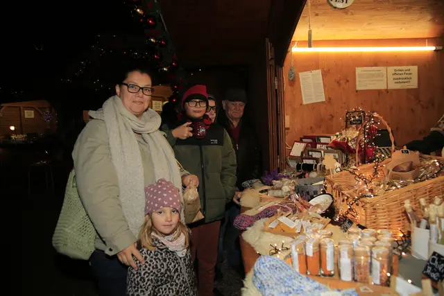 Fam. Stroblmayr aus Zell am Pettenfirst besuchten den Adventmarkt | Foto: Foto Thomas Fischer