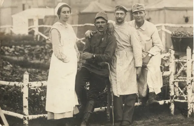 Gut 18 Jahre jung ist Paula auf diesem Bild mit Kollegen im Feldlazarett in der heutigen Ukraine. | Foto: Familien Lehner-Herbe/ Fotorepro Eckhart Herbe