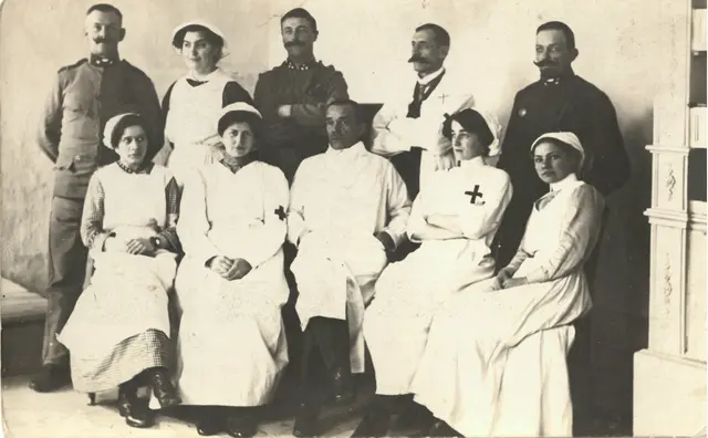 Rotkreuzteam anno 1914: Vater Alois (hinten, 2. v. r.) und seine Tochter Paula Lehner (vorne, 2.v.r.) wenige Wochen vor Beginn des 1. Weltkriegs. | Foto: Familien Lehner-Herbe/ Fotorepro Eckhart Herbe