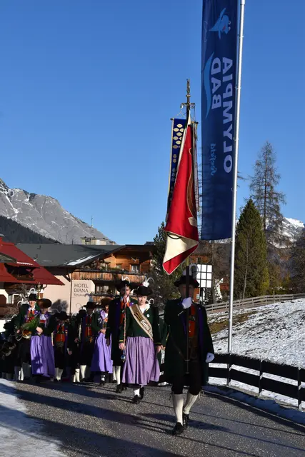 Bürgermusikkapelle und Seefelder Schützen marschierten zum Festakt ein.
