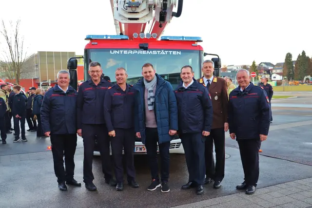 Ewald Wolf, Alois Zmugg, Peter Roschitz, Matthias Pokorn, Gernot Rieger, Christian Rainer und Alois Kirchberger vor der neuen Teleskopmastbühne der FF Unterpremstätten. | Foto: Edith Ertl