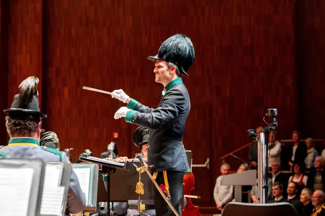 Kapellmeister Norbert Amon hatte ein wunderbares Programm zusammengestellt, das ganz im Zeichen des Jubiläums „200 Jahre Johann Strauß (Sohn)“ stand. | Foto: Reinold Sigl