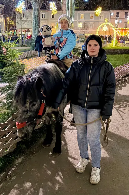 Spaß beim Ponyreiten mit dem Klassenmaskottchen. Freude für alle. Tamara 