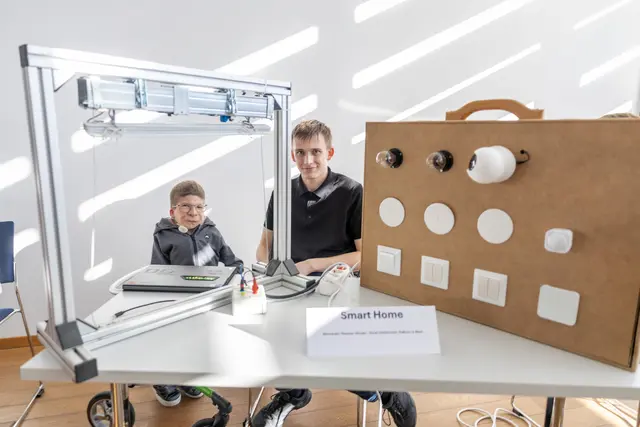 Noah Holzknecht und Alexander Thanner mit dem Prototyp ihres Projektes Smart Home.

  | Foto: WK Tirol /  Victor Klein