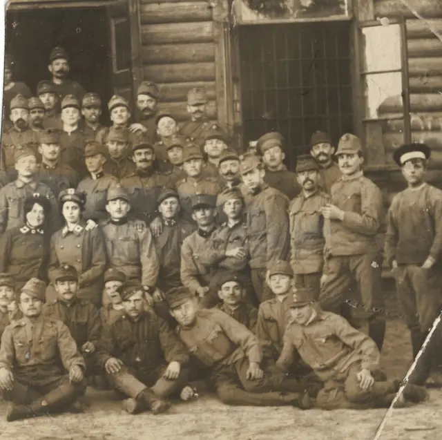 Kälte und Seuchen wüteten in den unhygienischen Lazarettbaracken am Ufer des Dnjepr. Eine TBC-Infektion in einem dieser Lager wurde für Paula Lehner (2. Reihe, 2. v. l . ) später zum Todesurteil. | Foto: Familien Lehner-Herbe/ Fotorepro Eckhart Herbe